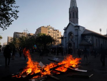 Masiva manifestación deriva en barricadas, desórdenes y desvíos de tránsito en inmediaciones de plaza Italia