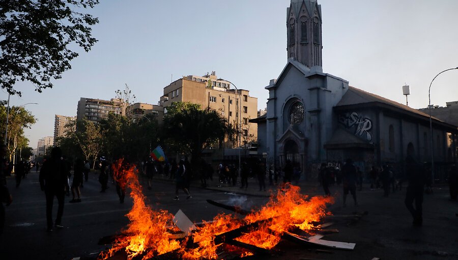 Masiva manifestación deriva en barricadas, desórdenes y desvíos de tránsito en inmediaciones de plaza Italia