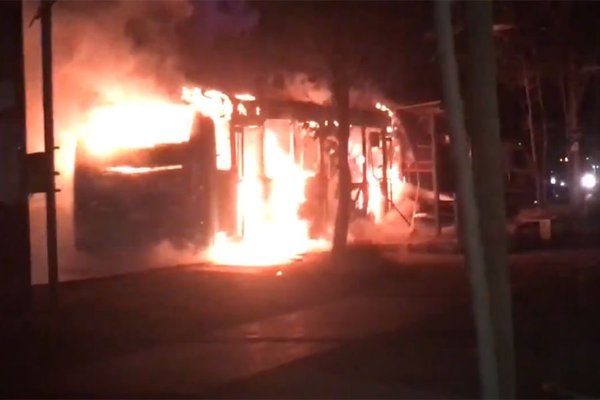 Encapuchados queman bus del transporte público en la comuna de Estación Central