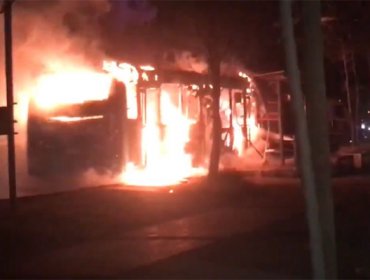 Encapuchados queman bus del transporte público en la comuna de Estación Central