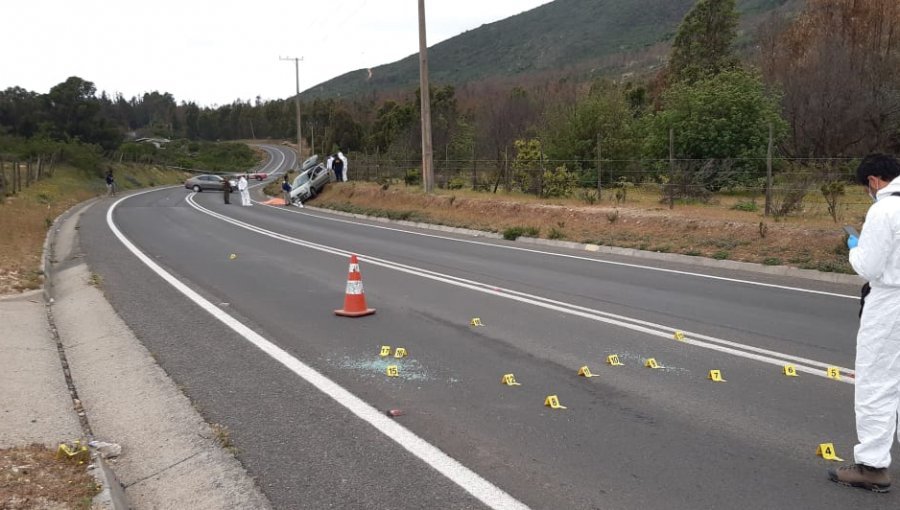 Encuentran a hombre con diversos impactos de bala al interior de vehículo en Quintero