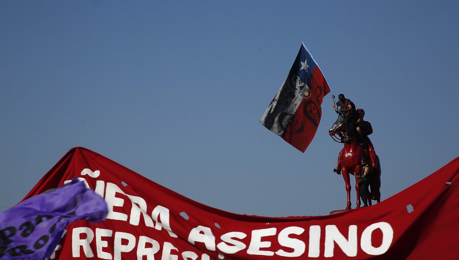 Nueva jornada de incidentes en plaza Italia: manifestantes pintaron de rojo la estatua del general Baquedano