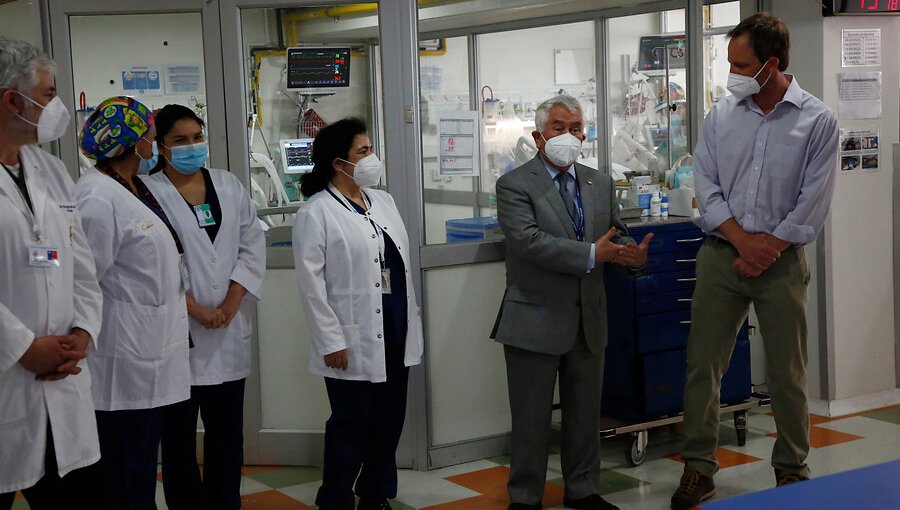 Ministro de Salud visitó a pacientes derivados desde Magallanes a Hospital Metropolitano de Providencia