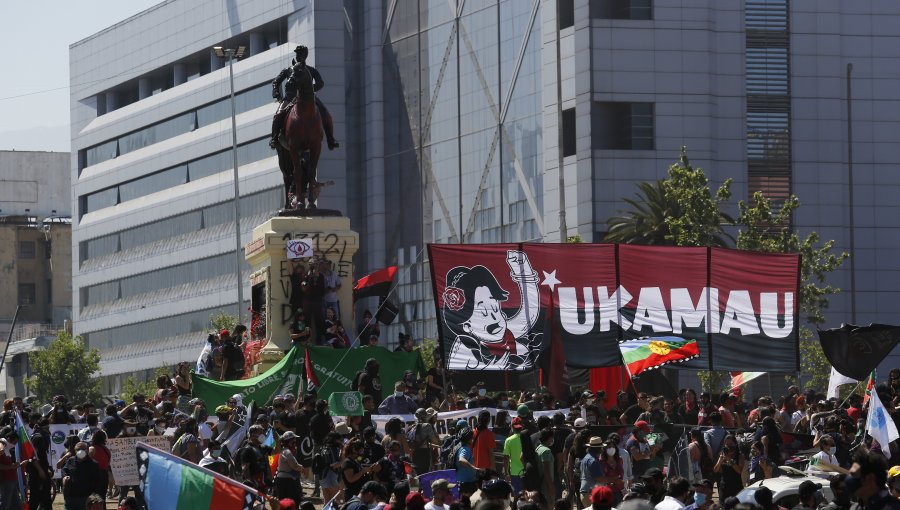 Se registran primeros incidentes y manifestantes se toman monumento a Baquedano