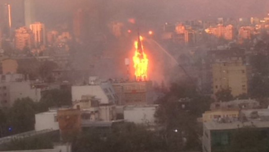 Voraz incendio consume la Parroquia de La Asunción en Santiago durante manifestaciones