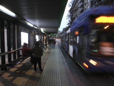 Transporte público adelantó cierre de operaciones en Santiago por razones de seguridad