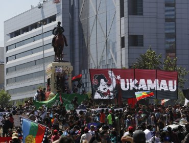 Se registran primeros incidentes y manifestantes se toman monumento a Baquedano