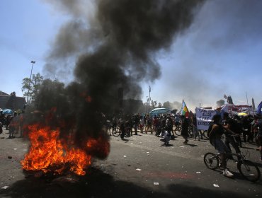 Fuertes enfrentamientos en Plaza Baquedano entre barristas, manifestantes y Carabineros