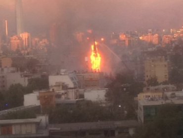 Voraz incendio consume la Parroquia de La Asunción en Santiago durante manifestaciones