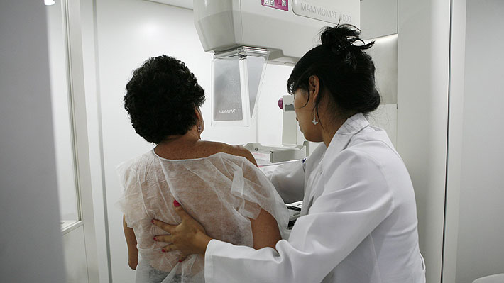 Día mundial contra el cáncer de mama: unas mil mujeres mueren al año en Chile