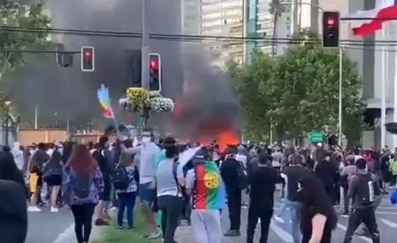 Con marcha al mall se conmemora un año del estallido social en Viña del Mar: se registran barricadas