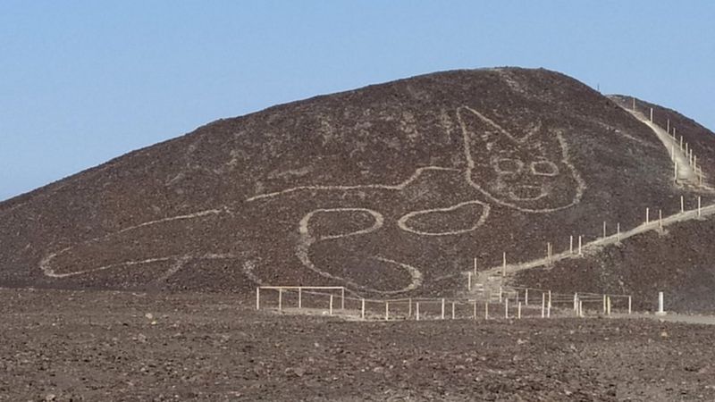 Descubren en Perú un geoglifo con forma de gato de más de 2 mil años de antigüedad