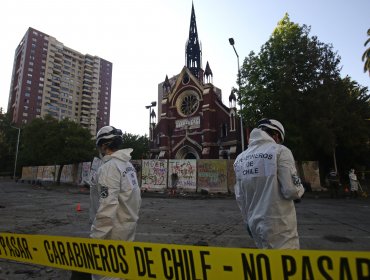 Con firma quincenal queda funcionario de la Armada detenido por incendio en la Iglesia de Carabineros