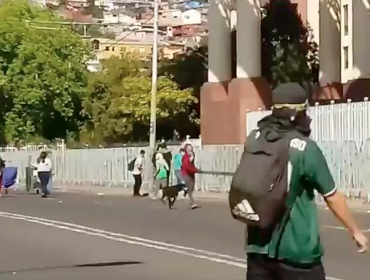 Antisociales botan vallas e intentan ingresar al Congreso Nacional a un año del estallido social en Valparaíso