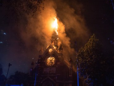 Diputado Calisto oficia a Fiscalía y Carabineros por ausencia de detenidos en incendio de iglesias en Santiago