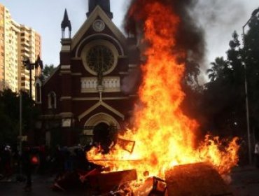 Gobierno asegura que cabo de la Armada fue detenido previo al incendio de la iglesia de Carabineros