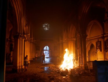 Armada confirma que Cabo de la Base Aeronaval de Concón fue detenido por incendio y saqueo de la iglesia de Carabineros en Santiago