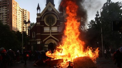 Gobierno asegura que cabo de la Armada fue detenido previo al incendio de la iglesia de Carabineros