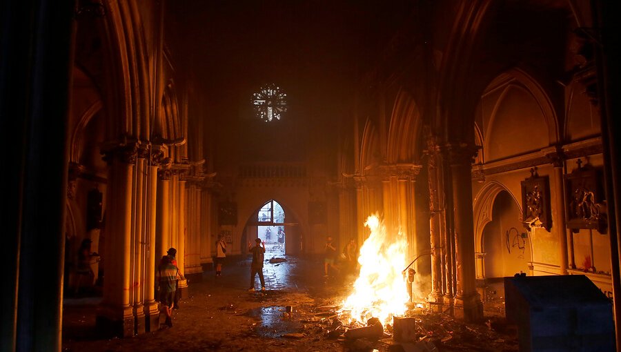 Armada confirma que Cabo de la Base Aeronaval de Concón fue detenido por incendio y saqueo de la iglesia de Carabineros en Santiago