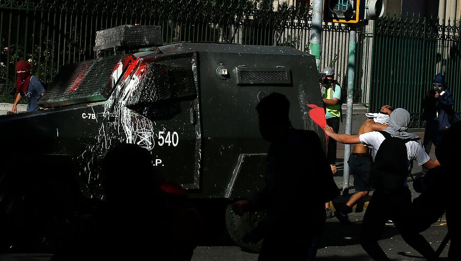 Al menos 34 detenidos por desórdenes, robos y saqueos dejan manifestaciones en Valparaíso, Viña y San Antonio