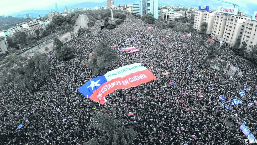 60% cree que el estallido social fue causado por la desigualdad en pensiones y salud, según Cadem