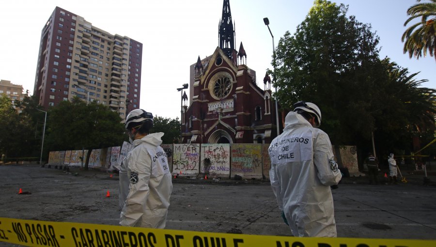 Con firma quincenal queda funcionario de la Armada detenido por incendio en la Iglesia de Carabineros