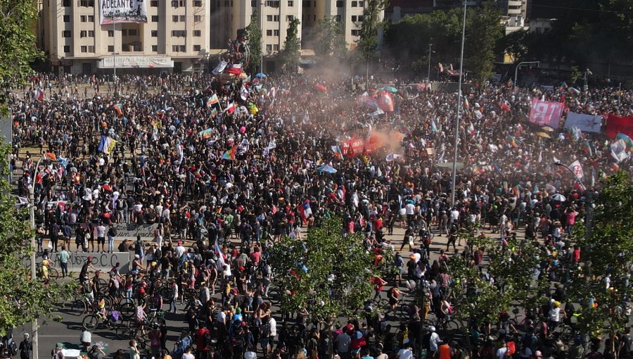Infectólogo de la U. de Valparaíso advierte posible rebrote por manifestaciones y adelanta que promedio de casos diarios aumentarían