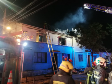 Incendio en Estación Central deja tres lesionados, 11 damnificados y daños en dos viviendas