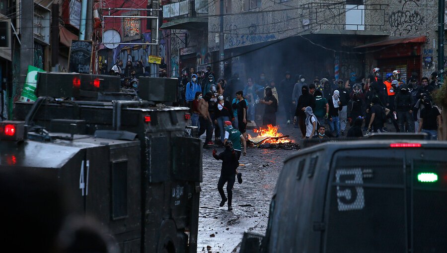 Manifestaciones a un año del estallido social en la región de Valparaíso derivan en dos saqueos y 37 detenidos