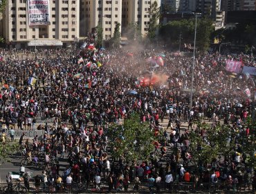 Infectólogo de la U. de Valparaíso advierte posible rebrote por manifestaciones y adelanta que promedio de casos diarios aumentarían