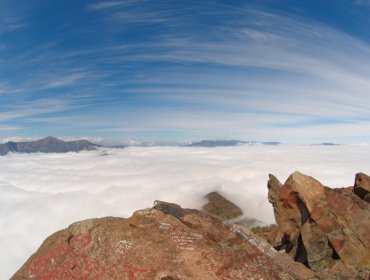 Lanzan innovador proyecto para limpiar los rayados en la cumbre del cerro La Campana de Olmué