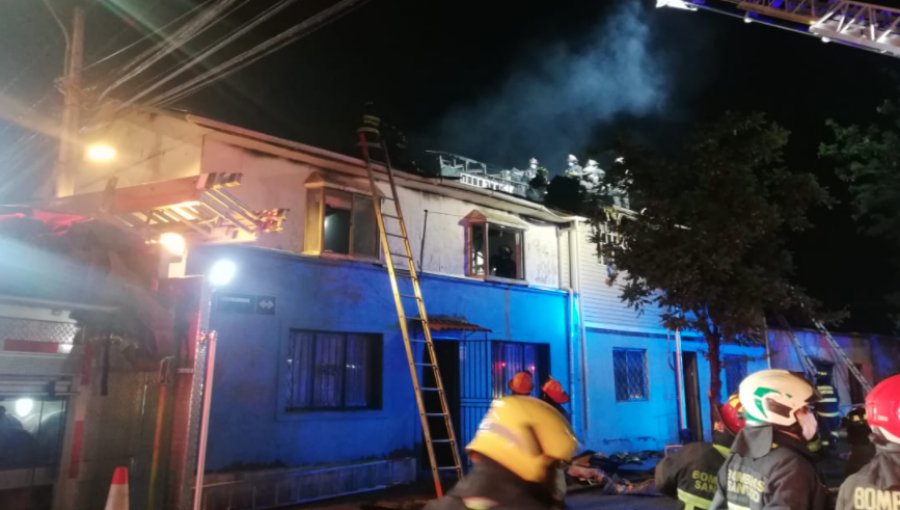 Incendio en Estación Central deja tres lesionados, 11 damnificados y daños en dos viviendas