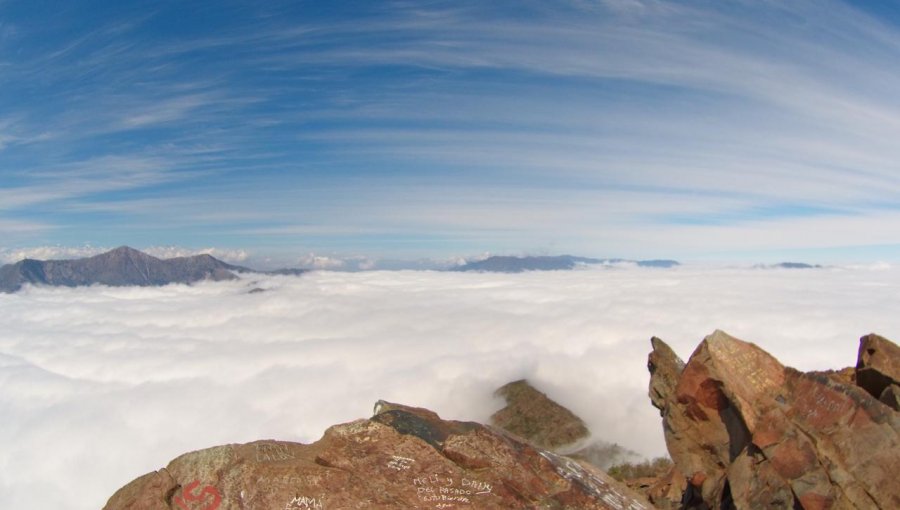 Lanzan innovador proyecto para limpiar los rayados en la cumbre del cerro La Campana de Olmué