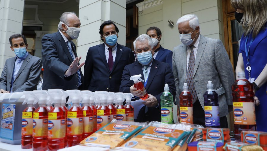 Con nanopartículas de cobre sanitizan locales de votación en comuna de Santiago