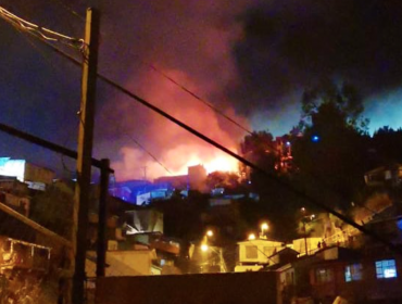 Dos adultos mayores fueron encontrados sin vida tras incendio que arrasó con tres viviendas en el cerro Yungay de Valparaíso