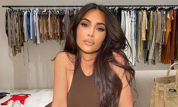 Kim Kardashian cumplió 40 y posó muy provocativa junto a un enorme pastel