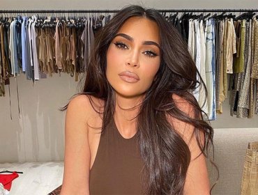 Kim Kardashian cumplió 40 y posó muy provocativa junto a un enorme pastel