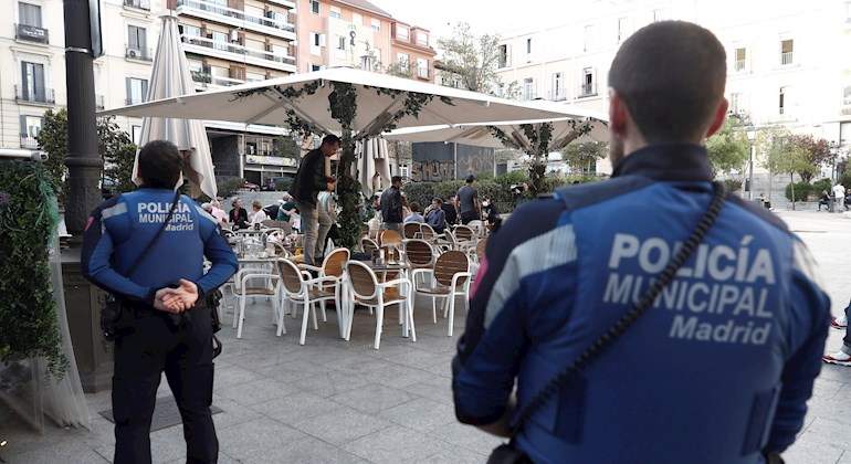 Madrid prohíbe todas las reuniones de 00:00 a 06:00 horas y vuelve a restringir movilidad en 32 zonas básicas