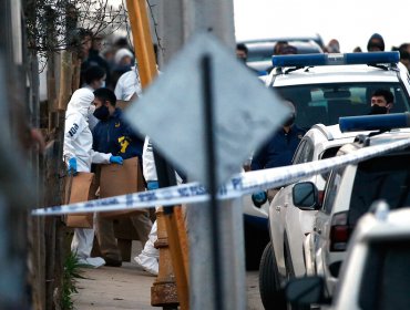 Asesinan a puñaladas a mujer tras sufrir violento portonazo en la comuna de Peñalolén