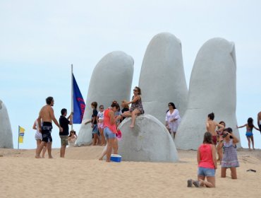 Uruguay anuncia el cierre de fronteras al turismo durante el verano para evitar propagación del Covid-19