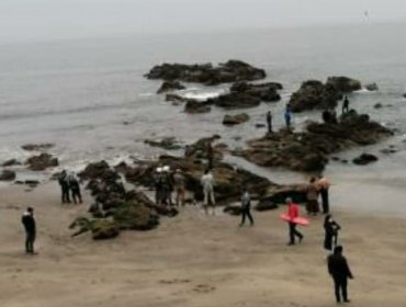 Rescatan con vida a joven que habría intentado suicidarse en la playa Negra de Concón