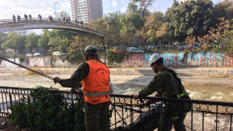 Encuentran cuerpo de un hombre flotando en las compuertas del río Mapocho
