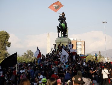 Se registran manifestaciones en Plaza Baquedano a minutos del cierre de mesas