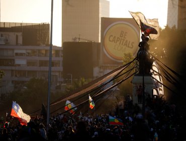 Miles de personas comienzan a llegar a Plaza Baquedano a esperar los resultados del Plebiscito Nacional