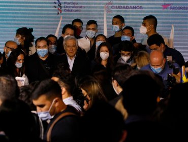 Decenas de miles de personas celebran contundente triunfo del «Apruebo» en la Plaza Baquedano