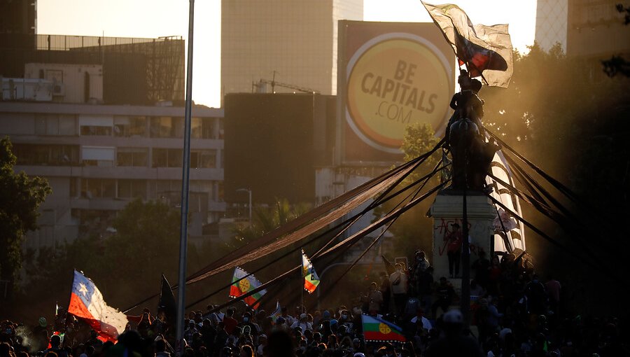 Miles de personas comienzan a llegar a Plaza Baquedano a esperar los resultados del Plebiscito Nacional