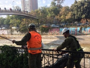 Encuentran cuerpo de un hombre flotando en las compuertas del río Mapocho