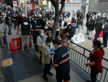 Denuncian ausencia de protocolos sanitarios en céntrica escuela de Viña del Mar: hubo gran aglomeración de votantes