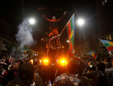 Masiva celebración por triunfo del «Apruebo» termina con intentos de saqueo en Valparaíso