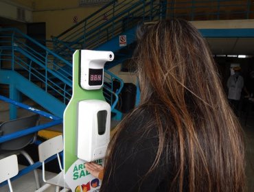 Salud Municipal de Quilpué refuerza medidas preventivas frente al Covid-19 con instalación de tótems sanitarios